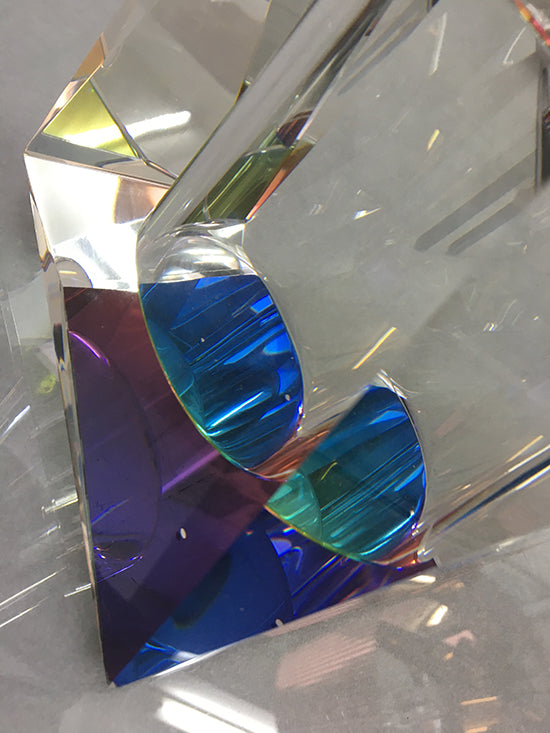 Detail van het gepolijste kristal van de Regenbogen vaas met regenboogkleurige reflecties