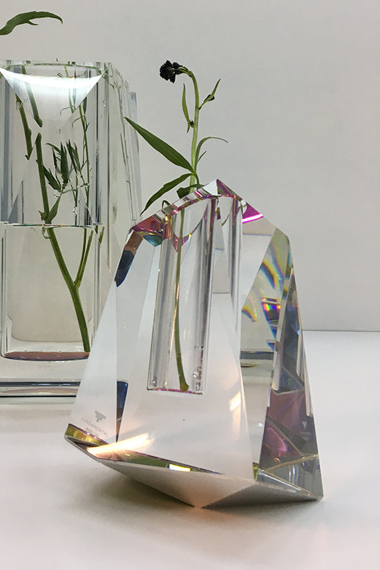 Polished crystal vase Regenbogen by Fundamental, designed by Rönsch-Molloy, view with base