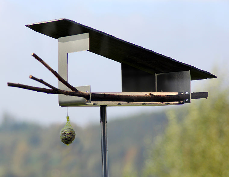 Opossum grote vogelvoederhuis VH-6, ontwerp Richard Sinnig, op metalen paal