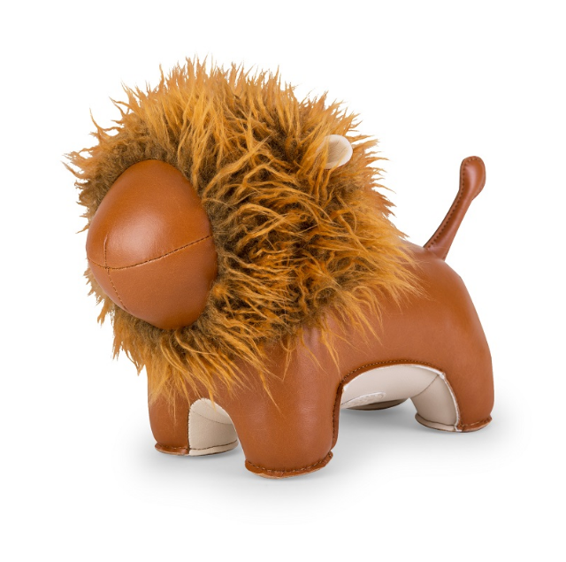 Zuny bookend in lion shape, detail of cup and mane