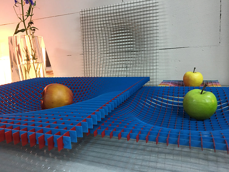 Grote metalen fruitschaal Gravity XL van Fundamental, in blauw en rood, met appels