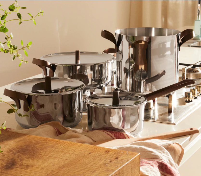 Alessi EDO pannenset van Patricia Urquiola met lage soeppan, braadpan en sauspan in rvs met bruine grepen