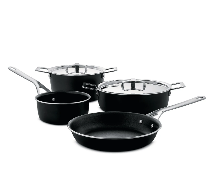 Alessi Pots & Pans 6-delige pannenset op witte achtergrond, gerecycled aluminium