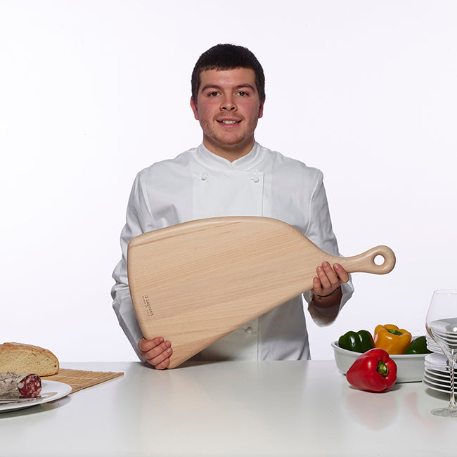 Grote houten Prosciutto snijplank naturel, vastgehouden door een kok