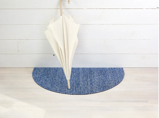 Halfronde deurmat van Chilewic, kleur cornflower blauw, 91 x 53 cm.