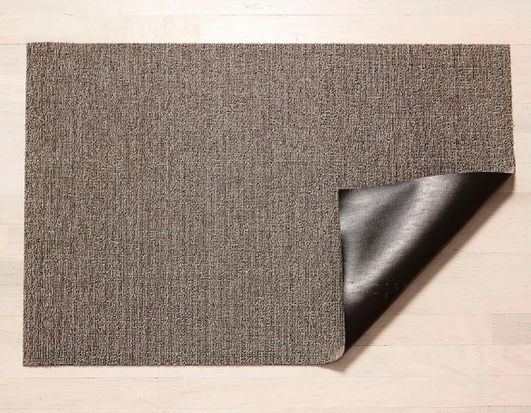 Chilewich deurmat Utility Heathered Pebble, omgevouwen met zicht op vinyl onderlaag