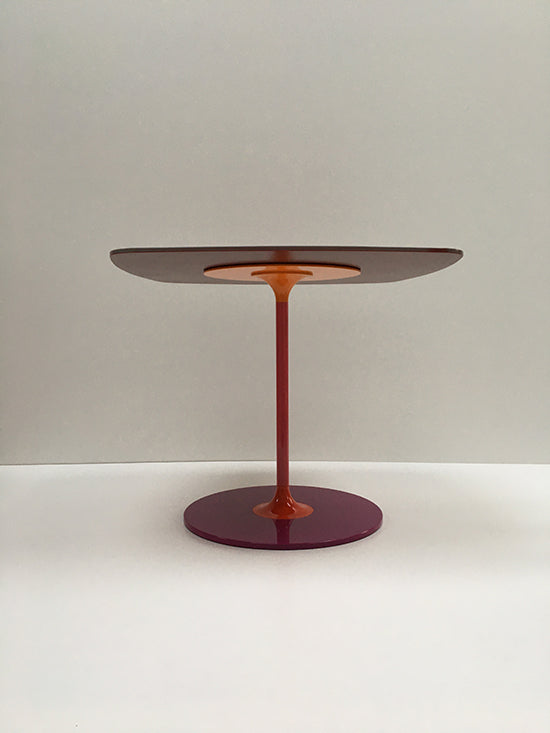 Kartell Thierry bijzettafel in Bordeaux, onderaanzicht van het glazen blad