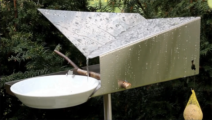 Detail van het dak dat regenwater afvoert naar de keramische schaal van voederhuisje VHT-11