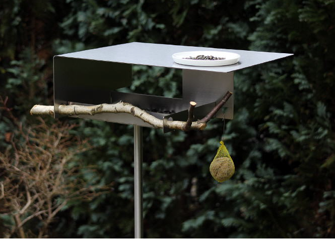 Ander aanzicht van het vogelvoederhuis in staal, met schotel en tak