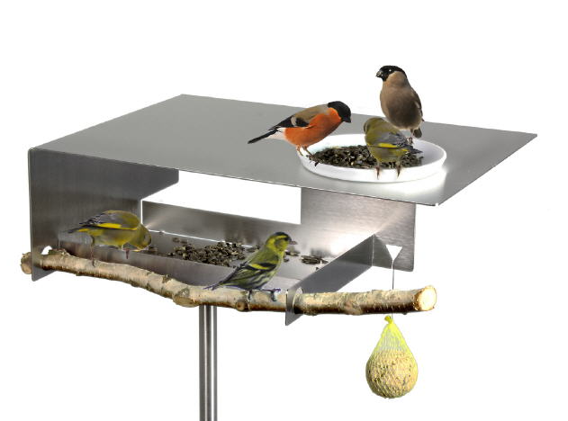 Vogelvoederhuis in staal met schotel, hier met vogels erop