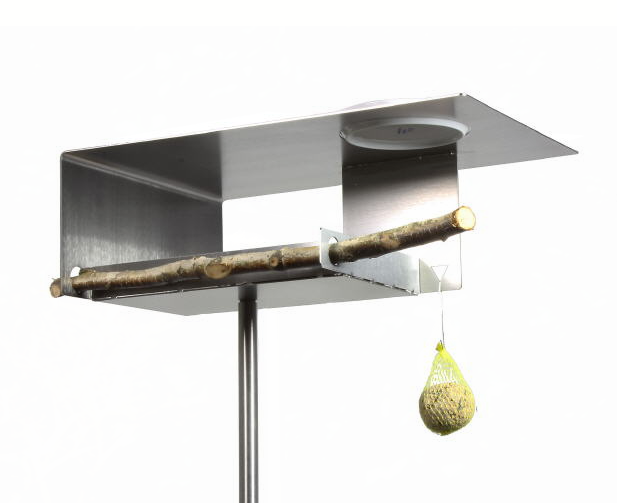 Detail van tak en voernetje aan het vogelvoederhuis in staal