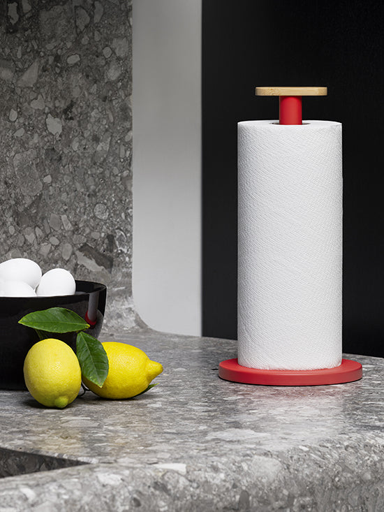 Alessi Mattina keukenrolhouder rood, in gebruik met keukenrol