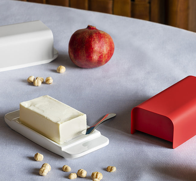 Alessi Mattina botervloot in rood en wit, met boter en botermesje op de basis