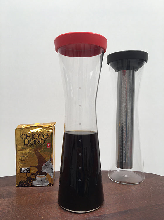 Mazagran coldbrewkaraf gevuld met koffie, naast variant met zwarte deksel