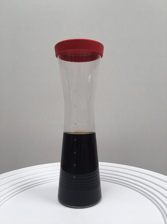 Mazagran-karaf met koffie erin, rode deksel