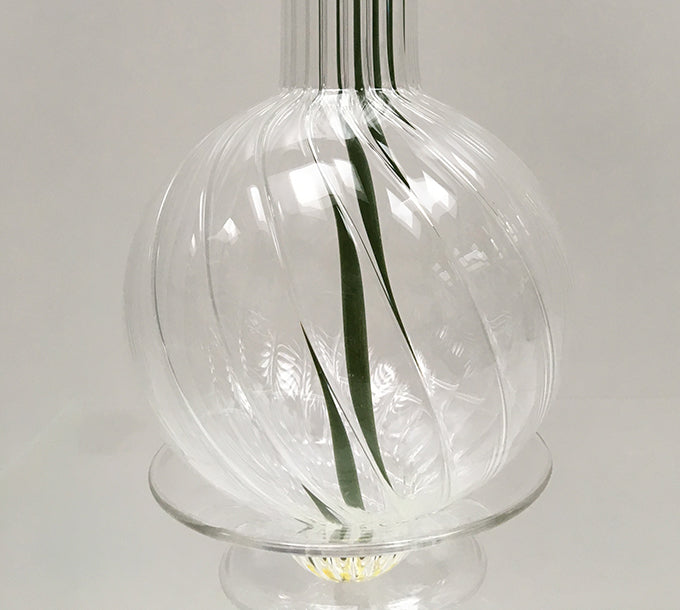Detail van de glazen bol en losse voet van de Alessi Dervish Vaas Small