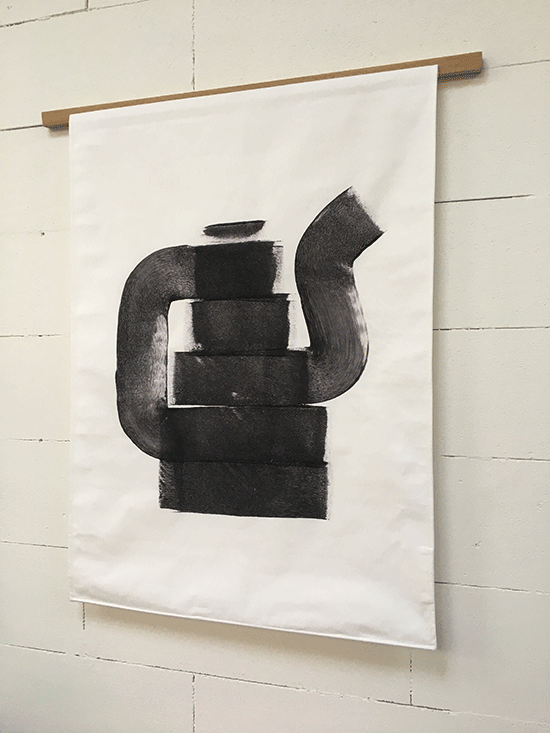 Zijaanzicht van de wand-doek 'Just a coffee pot', genummerd exemplaar uit een serie van 50.