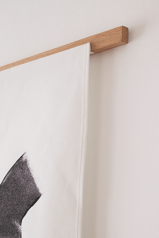Detail van de eikenhouten ophanging van de wand-doek 'Just a coffee pot'.