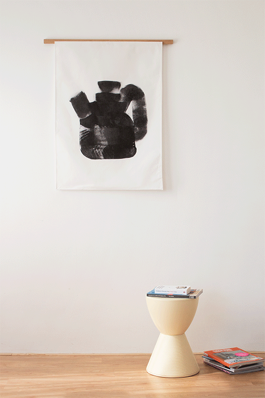 Wanddoek Just a tea pot hangend aan eikenhouten stok, mooi zicht op volledige afdruk.