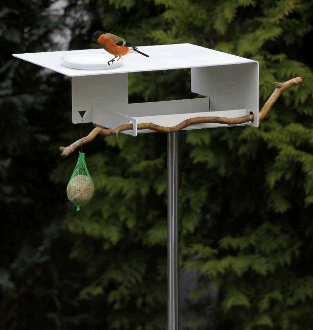 Vogelvoederhuis BirdBath van Opossum, ontwerp Richard Sinnig, wit staal met porseleinen schaaltje