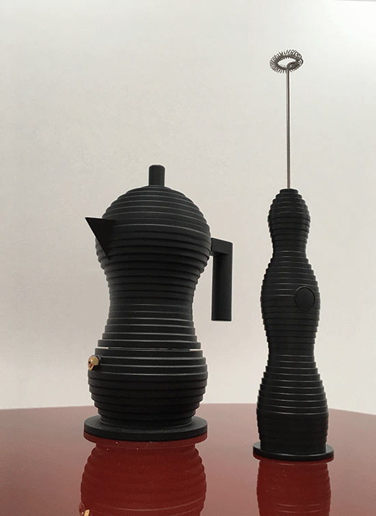 Alessi melk-opschuimer uit de serie pulcina naast de bijpassende koffiepot, zwart
