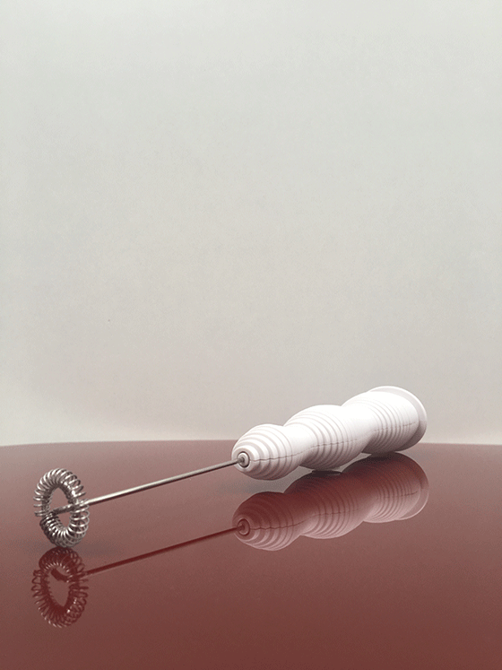 Alessi melk-opschuimer wit, liggend, detail van rvs schuimkopje