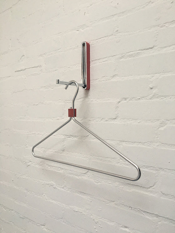 Klaphaak Canoa geopend aan de muur met hangers, ontwerp Murken Hansen