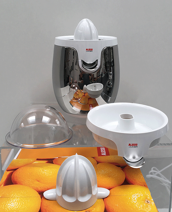 Losse onderdelen naast de complete Alessi elektrische citruspers, ontworpen door Stefano Giovannoni