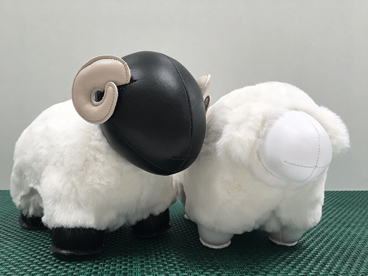 Detail van twee schapenbeeldjes met vlecht en hoorns, Zuny mooie dieren