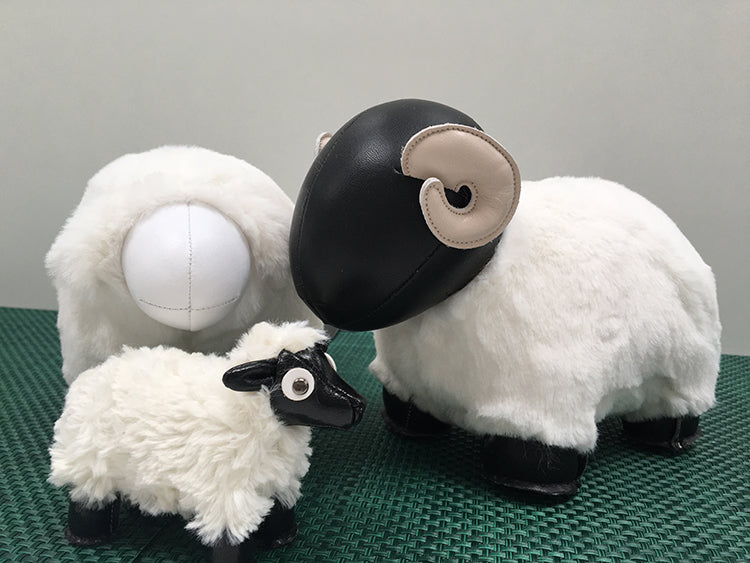 Zuny mooie dieren beeldjes, twee schapen en mini-schaap in wit en zwart