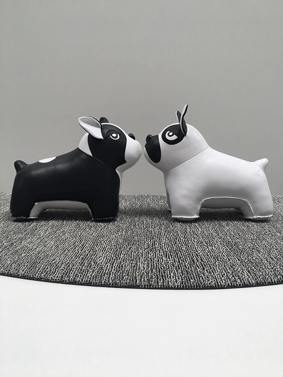 Zuny franse buldog beeldjes, zwart en wit exemplaar tegenover elkaar