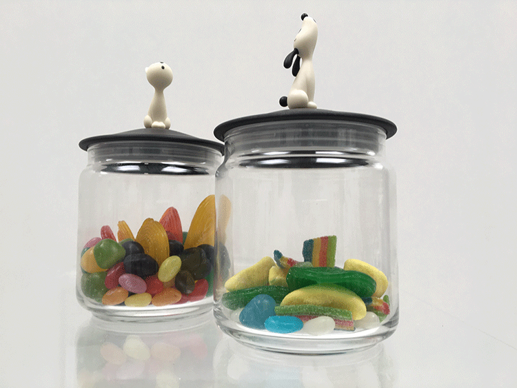 Twee Alessi Pet snoeppotten met kat en hond op deksel, gevuld met snoep