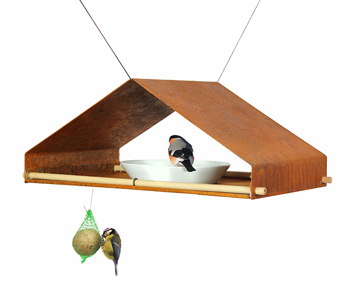 Hangend vogelhuis in bungalowstijl, Cortenstaal, ontwerp Richard Sinnig, vooraanzicht