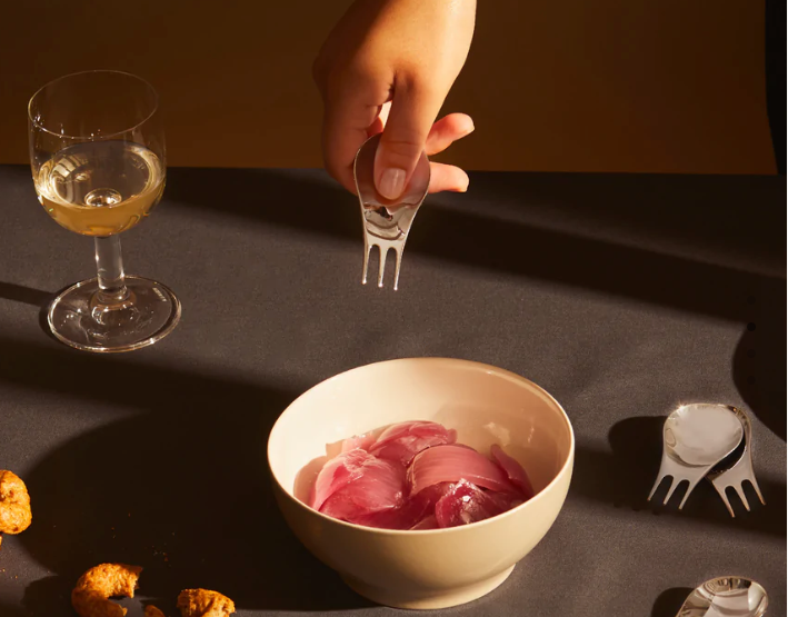 Moscardino-Set- minibestekje van Alessi in gebruik bij kleine hapjes
