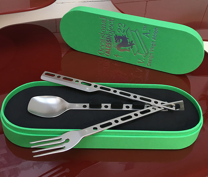 Alessi Occasional Object bestekset, ontworpen door abloh, met mes, lepel en vork in groene doos