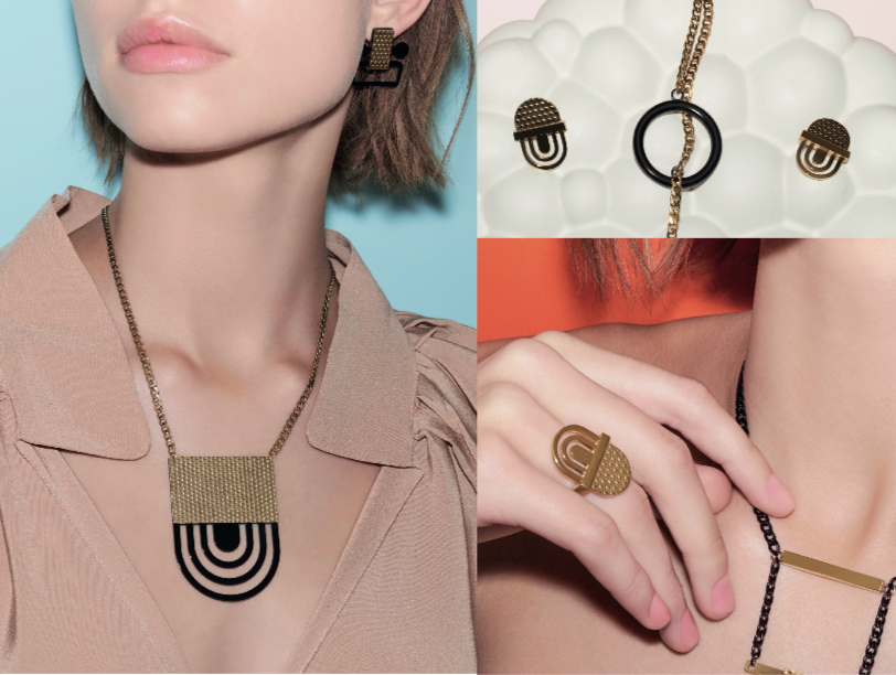 Alessi Fresia-ring in goud, gecombineerd met bijpassende ketting en oorbellen