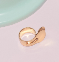 Trama-ring in gouden band, close-up van het ronde glanzende vlak