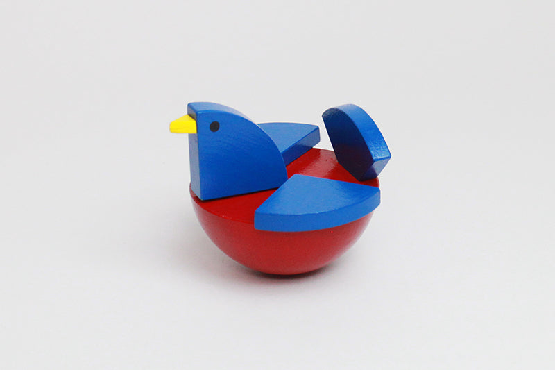 KUTULU Tula schommelvogel, mooi speelgoed met rode basis en blauwe kop, ontwerp Pavla Bohácová