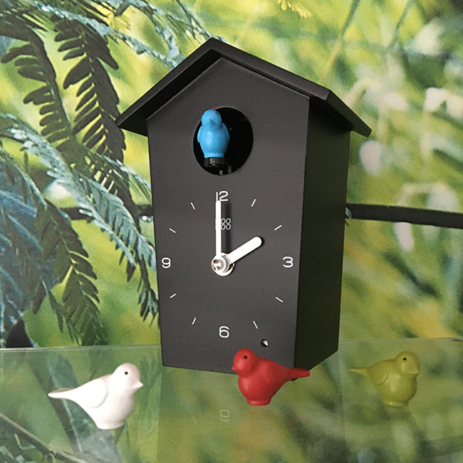 Kookoo koekoeksklok Birdhouse Mini in zwart, met blauwe vogel en drie losse vogels ervoor