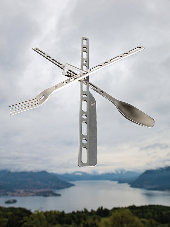 Mes, lepel en vork van de Alessi Occasional Object bestekset gekruist