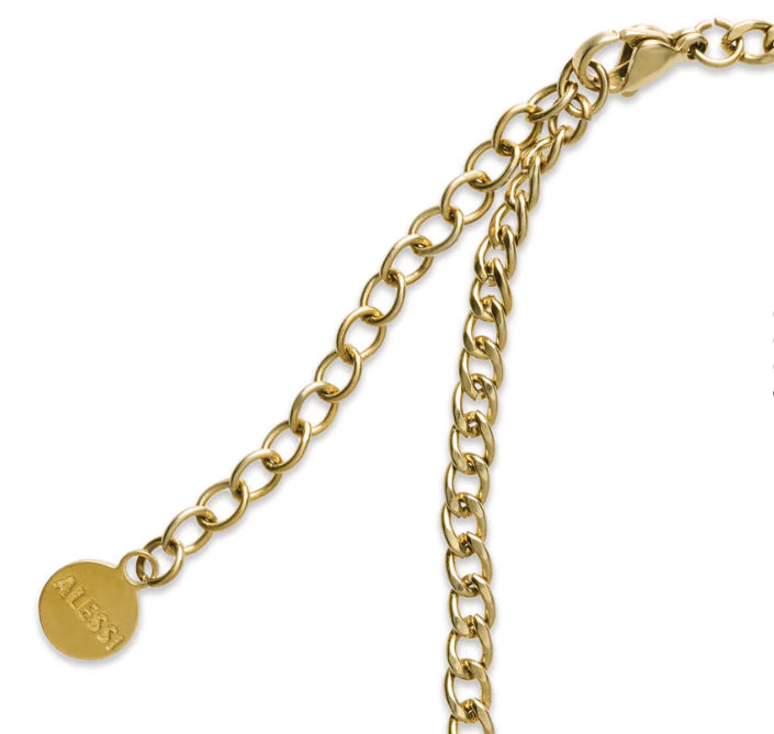 Detail van de sluiting en het Alessi-label aan de gouden ketting van de Trama halsketting