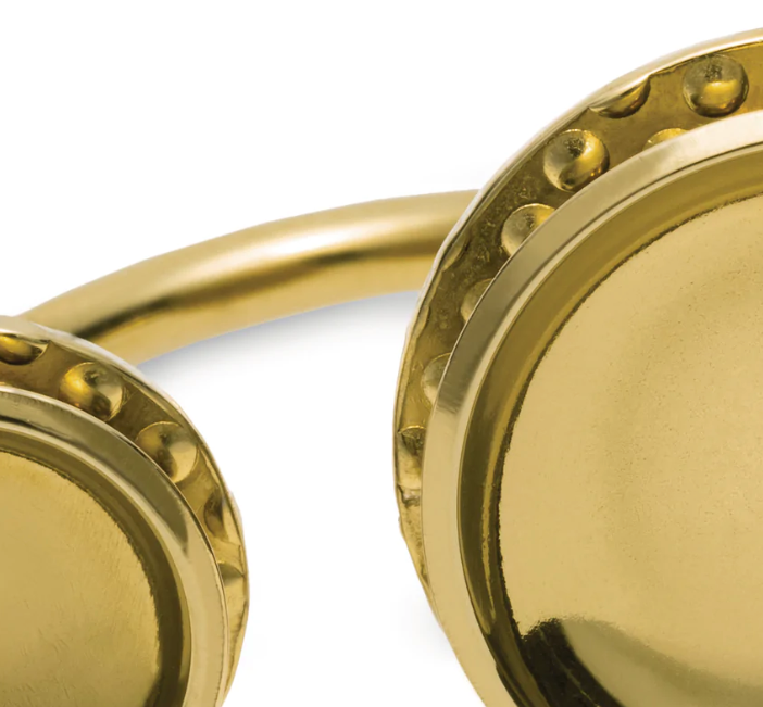 Detail van het gestructureerde oppervlak van de Acta-ring in goud