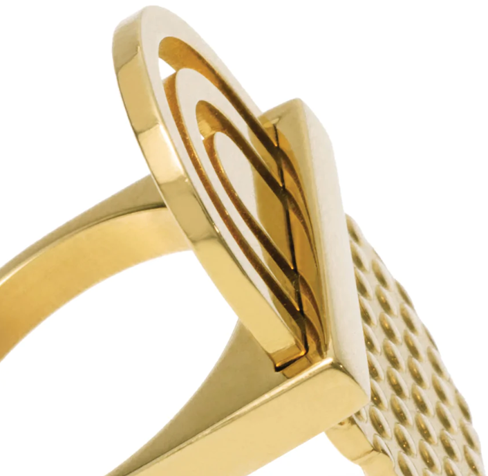 Detail van de gewelfde boogvormen op de band van de Alessi Fresia-ring in goud