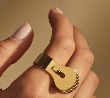 Alessi Trama Ring Large, gouden band gedragen om de vinger