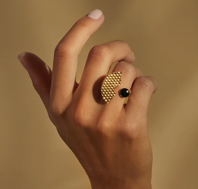 Alessi Edone-ring, band in goud met zwart, gedragen aan de hand