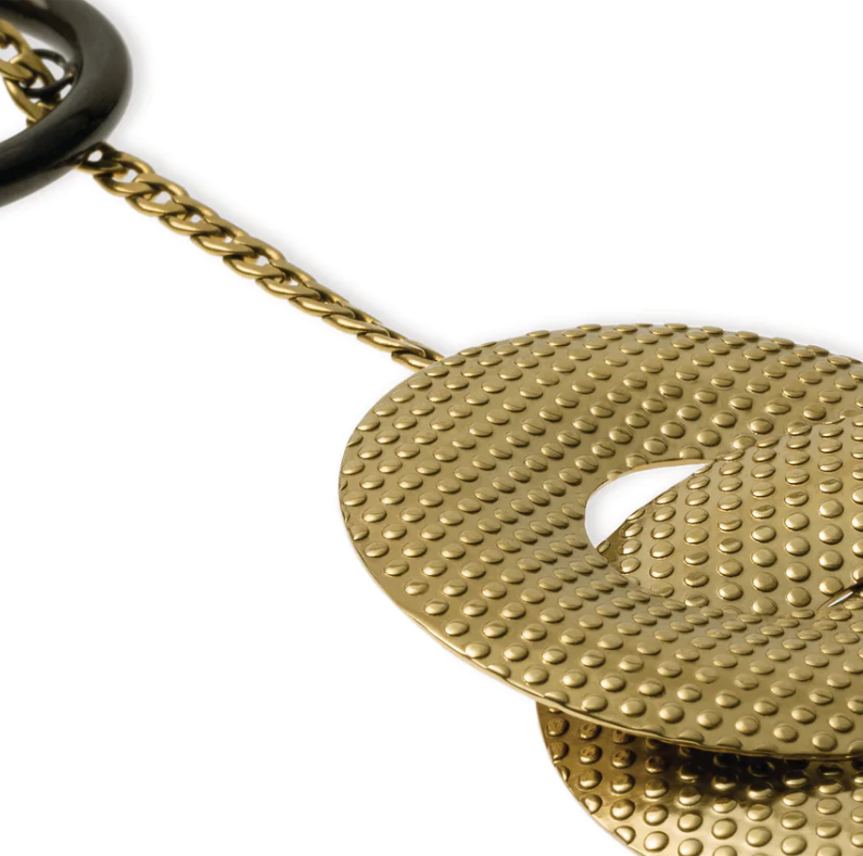 Detail van de gouden hanger van de Alessi Acta halsketting