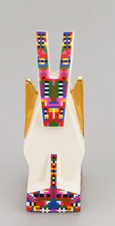 Ezel uit de Holyhedrics-kerststal van Alessi, wit met kleurrijk pixelpatroon en gouden oren, ontwerp Elena Salmistraro