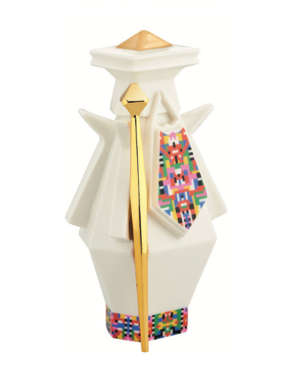 Jozef-Holyhedrics van Alessi, driekwart aanzicht met gouden staf en pixelpatroon op das