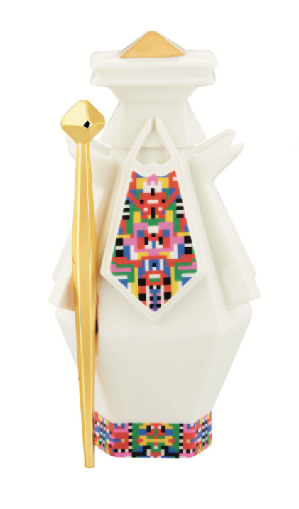 Alessi Jozef-Holyhedrics, vooraanzicht met detail van het kleurrijke geometrische motief