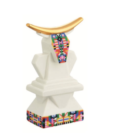 Nieuwe Os-Holyhedrics beeld van Elena Salmistraro voor Alessi, wit met gouden hoorns en kleurrijk patroon